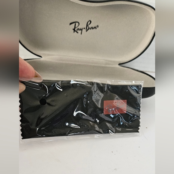 Ray-Ban hardshell black eye‎ glass case with cloth - Picture 5 of 5